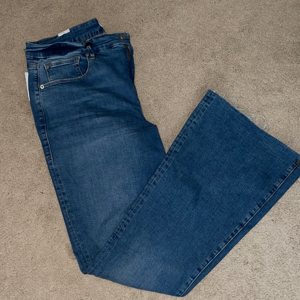 NWT Good American jeans with flared legs and raw hem